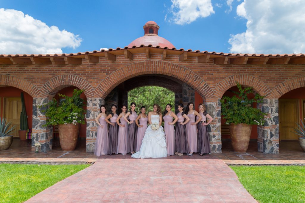 Novia y damas en cúpula central
