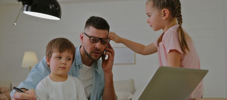 Padre e hijos compartiendo tiempo de calidad en familia