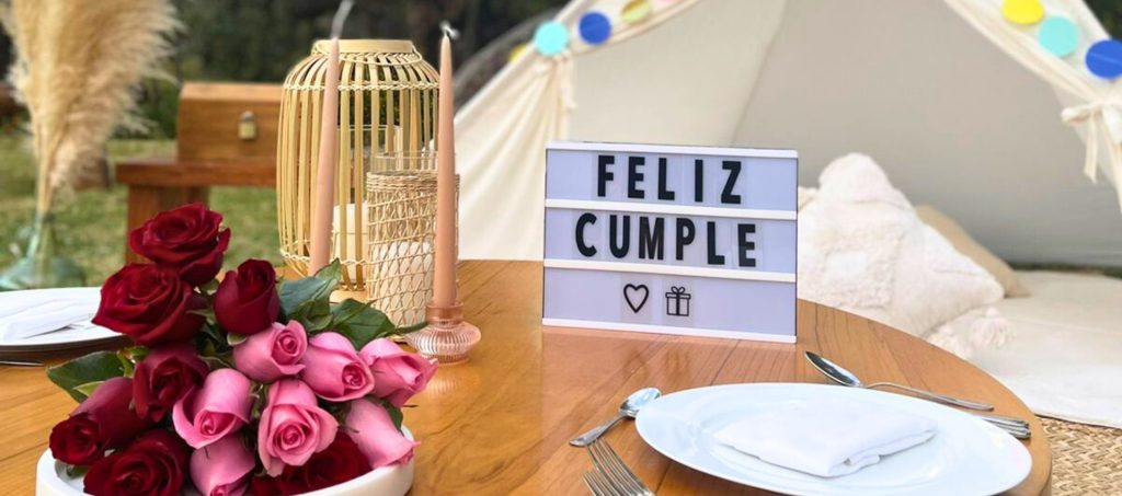 Montaje de Luxury Picnic exclusivo con quesos artesanales en hotel boutique.