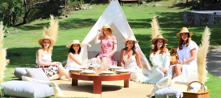 Montaje de Luxury Picnic exclusivo con quesos artesanales en hotel boutiq