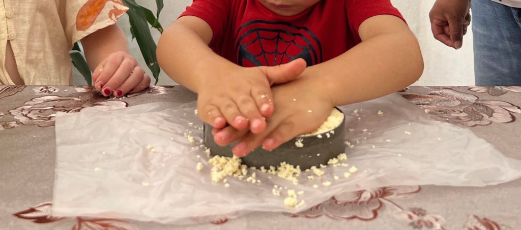 Proceso de ordeña manual y elaboración de quesos frescos en un taller para niños