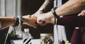 El onboarding empresarial como inversión estratégica En conclusión, diseñar un programa de onboarding empresarial robusto es una de las inversiones más rentables que puede realizar el área de People. Al priorizar la claridad, el acompañamiento y la cultura desde el primer día, la organización asegura que el talento de gran nivel decida permanecer y crecer dentro de la estructura. Un onboarding empresarial exitoso es el puente necesario para transformar a un recién llegado en un pilar del éxito organizacional, garantizando resultados sostenibles y un clima laboral saludable.