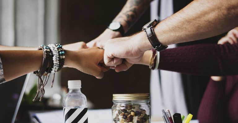 El onboarding empresarial como inversión estratégica En conclusión, diseñar un programa de onboarding empresarial robusto es una de las inversiones más rentables que puede realizar el área de People. Al priorizar la claridad, el acompañamiento y la cultura desde el primer día, la organización asegura que el talento de gran nivel decida permanecer y crecer dentro de la estructura. Un onboarding empresarial exitoso es el puente necesario para transformar a un recién llegado en un pilar del éxito organizacional, garantizando resultados sostenibles y un clima laboral saludable.