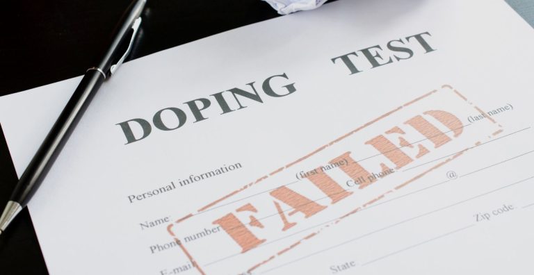 Especialista realizando pruebas de antidoping laboral bajo normativas de seguridad.