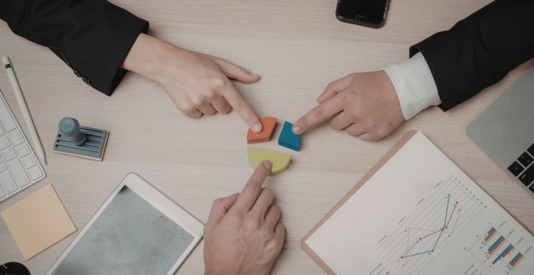 Profesional de Recursos Humanos revisando los beneficios de una política de antidoping laboral para la seguridad del equipo.